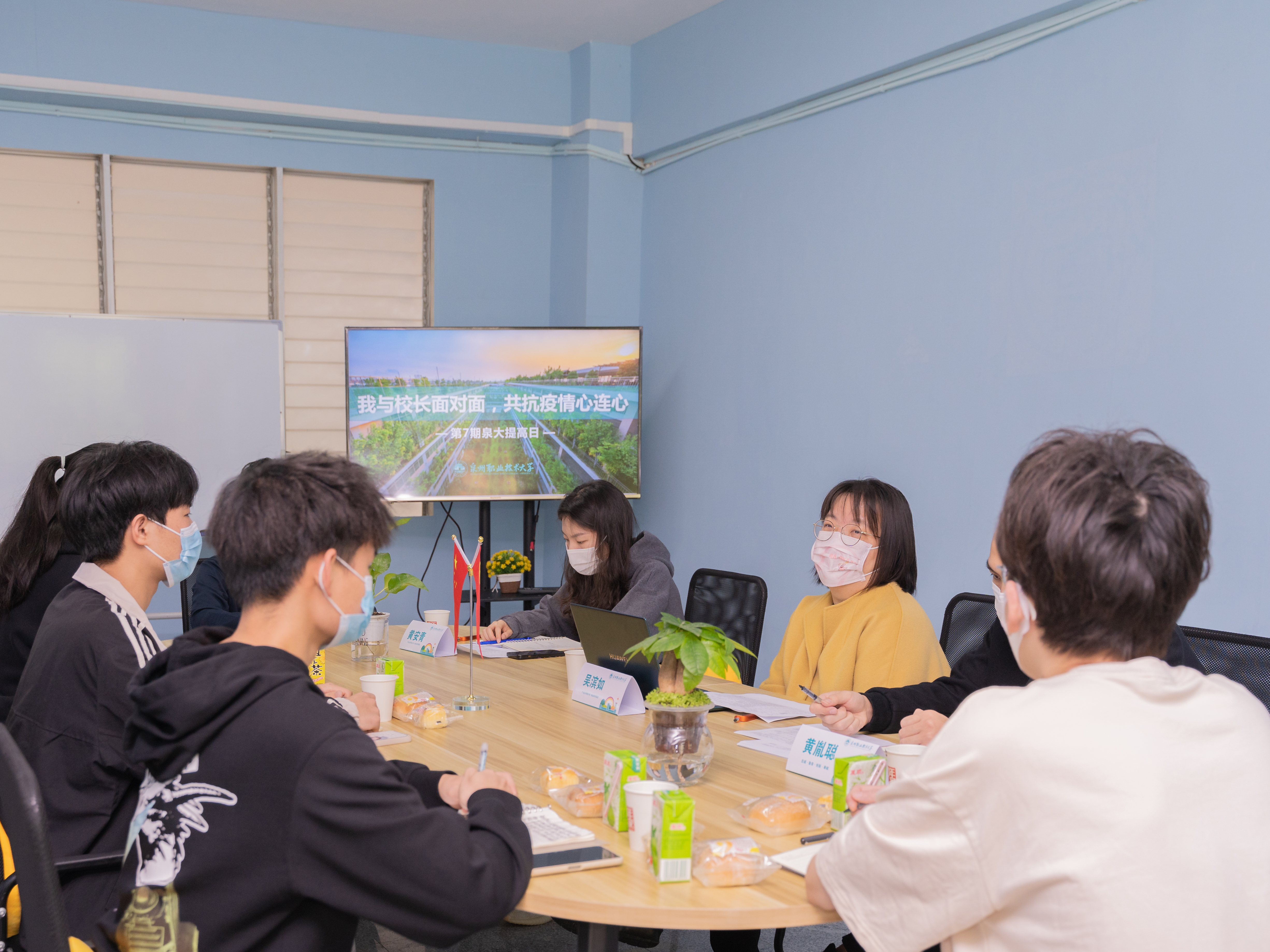 图6校长吴滨如走进书院与学生代表交流谈心.jpg 图6校长吴滨如走进书院与学生代表交流谈心.jpg